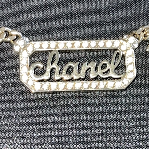 CHANEL excellent condition preloved metal  crystal pearl logo necklace gold. - Picture 4 of 13